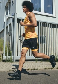 Puma RUN FAVORITE VELOCITY WOVEN 2IN1 SHORT M - Sportiniai šortai - black/sunset glow