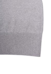 Grau gestrickter Pullover mit einer glatten Textur, versehen mit einem gerippten Saum und einem kleinen, dezenten rautenförmigen Logo in der Mitte.