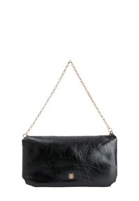 Zwarte leren clutch met een textuurafwerking, gouden kettingband en een discreet logo aan de voorkant. Rectangulaire vorm, minimalistisch ontwerp.