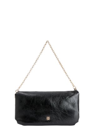 Zwarte leren clutch met een textuurafwerking, gouden kettingband en een discreet logo aan de voorkant. Rectangulaire vorm, minimalistisch ontwerp.