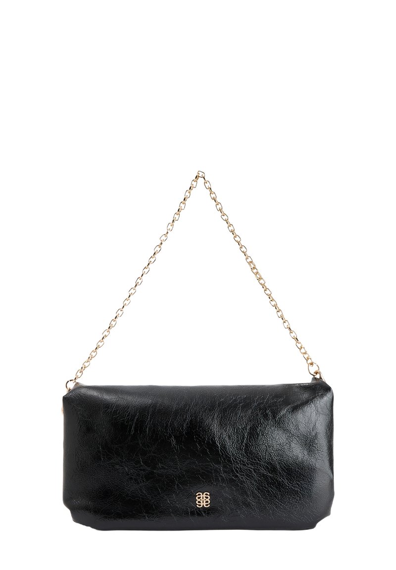 Zwarte leren clutch met een textuurafwerking, gouden kettingband en een discreet logo aan de voorkant. Rectangulaire vorm, minimalistisch ontwerp.