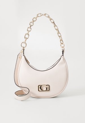 Sac à main en cuir blanc en forme de croissant avec une bandoulière chaîne dorée et un logo "G" sur le devant, sur fond uni.