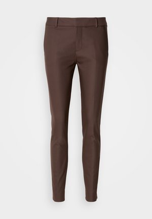 Pantalon marron slim-fit avec une taille plate, passants de ceinture et jambes fuselées sur un fond blanc uni.