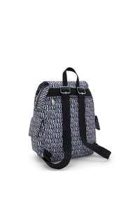 Mochila compacta con un patrón abstracto en blanco y negro, dos correas de hombro ajustables negras, bolsillos laterales y detalles con cremallera.