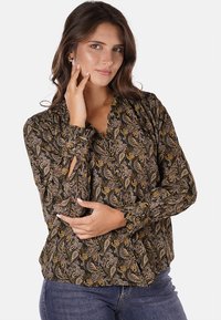 Blusa nera con intricato motivo paisley in tonalità oro, crema e marrone. Caratterizzata da un collo arricciato e maniche lunghe.