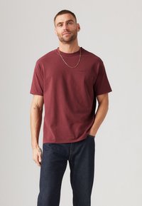 Levi's® RED TAB™ VINTAGE TEE - Paprasti marškinėliai - chocolate truffle