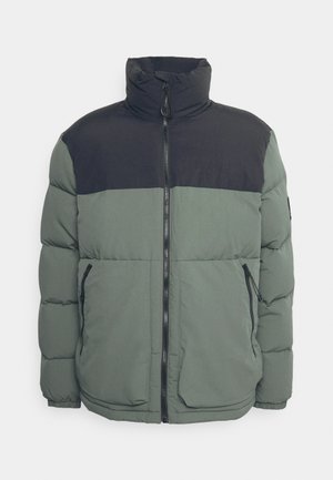 Puffjacka med en mörkgrön och svart färgblockdesign, ställbart krage, frontdragkedja och två sidofickor. Tillverkad av syntetiskt tyg.