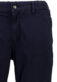 Mörk marinblå byxor med knappstängning och bälteshällor, visar den övre delen framifrån och midjeområdet.