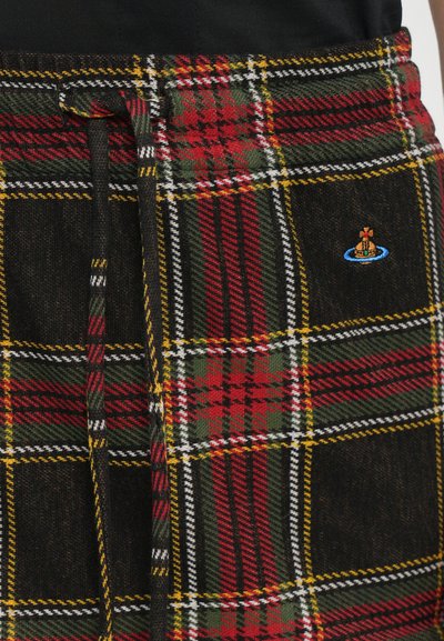 Pantaloni scurți cu carouri, realizați dintr-un material moale, având un model multicolor în roșu, verde, negru și galben, cu un șnur negru și un detaliu brodat.