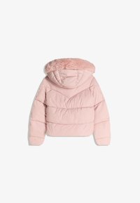 Padded jakna od mekog ružičastog materijala, s kapuljačom od umjetnog krzna, kviltanim dizajnom i skraćenim krojem. Pogled s leđa prikazuje horizontalne šavove.