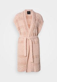 Ροζ μπαντό ρόμπα με γιακά σάλι, κοντά μανίκια και ταιριαστή ζώνη· διαθέτει διαγώνια μοτίβα διαμαντιών και οριζόντιες ρίγες.