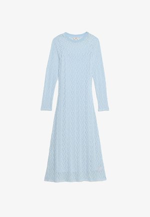 Lyseblå langærmet kjole lavet af struktureret strikstof med rund halsudskæring. Har en flydende silhuet og et subtilt mønster.