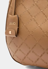 Sac en cuir texturé brun avec un motif en relief du nom de la marque "LIU•JO", accompagné d'une étiquette logo assortie et de détails en métal doré.