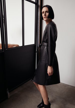 GOLDIE DRESS - Skjortekjole - black