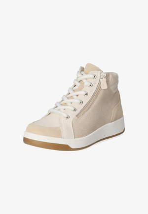 Beige hoge sneaker met witte veters, zijrits, getextureerde panelen, gevoerde kraag en witte zool met bruine buitenzool.