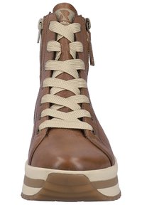 Baskets montantes en cuir marron avec des lacets beiges, fermeture éclair sur le côté et semelle en caoutchouc. Présente une finition texturée et un design à bout rond.