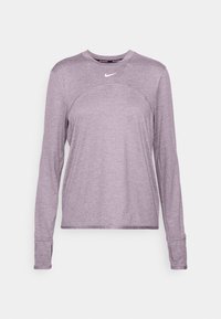 Langærmet lilla atletisk skjorte lavet af letvægtsstof, med rund halsudskæring, buede sømme og et lille hvidt logo på brystet.