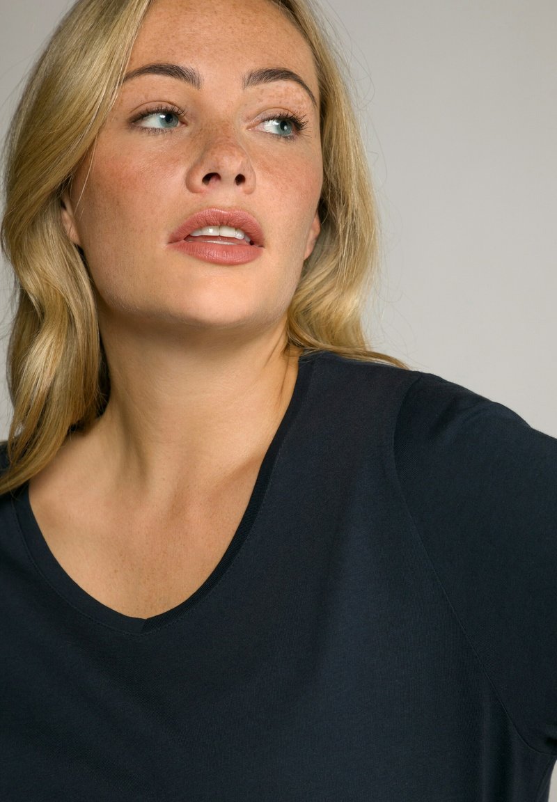 Damen T-Shirts | Ulla Popken V-NECK T-Shirt basic marine/dunkelblau - YQ42979 Damen T-Shirts | Ulla Popken V-NECK T-Shirt basic marine/dunkelblau - YQ42979
