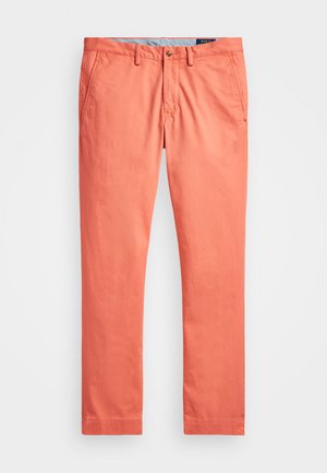 Chinos in cotone di colore corallo con una texture liscia, dotati di tasche laterali, chiusura con bottone e design a gamba dritta.