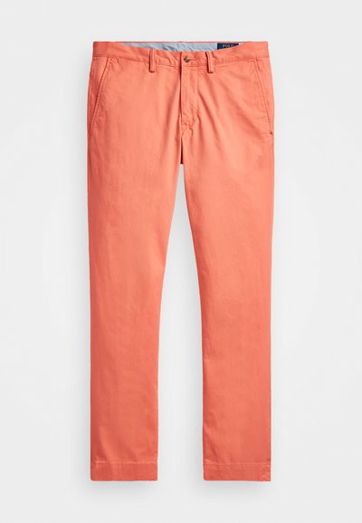 Βαμβακερές chinos σε κοραλί χρώμα με λεία υφή, διαθέτοντας πλαϊνές τσέπες, κλείσιμο με κουμπί και σχεδίαση ίσιων ποδιών.