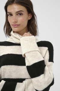 Pulover rayat cu culori negre și crem, design cu guler înalt, textură moale și mânici cu falduri, având o croială relaxată.