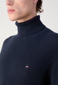 Tommy Hilfiger STRUCTURE ROLL NECK - Pulover - desert sky