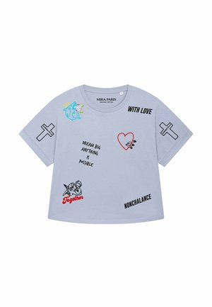 T-shirt violet clair avec texte noir « Avec amour », « Rêve grand, tout est possible », « Nonchalance », deux croix noires étiquetées « Le karma tue », un cœur rouge avec des épingles, un requin bleu, et des chérubins avec « Ensemble ».
