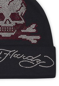 Zwarte gebreide beanie met een rhinestone ontwerp van een schedel en gekruiste botten in zilver en rood, met het woord "Hardy" geborduurd in rhinestones.