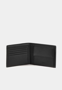 Portefeuille en cuir noir avec un design pliable, plusieurs emplacements pour cartes, un emplacement transparent pour une pièce d'identité, et une texture lisse avec un minimalisme en matière de branding.