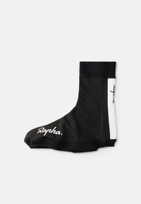 Cubierta de zapato de ciclismo negra hecha de tela elástica con una parte superior acanalada. Presenta acentos blancos y el logo "Rapha." en el lateral.