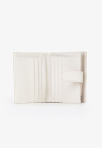 Portafoglio in pelle bianca con numerosi slot per carte, chiusura a patta e branding in rilievo. Texture liscia con un design minimalista.