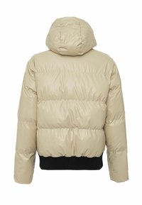 Beige wattierte Jacke mit Kapuze, geripptem schwarzem Saum und gesteppter Textur. Verfügt über ein glattes, glänzendes Finish und abgerundete Schulternähte.