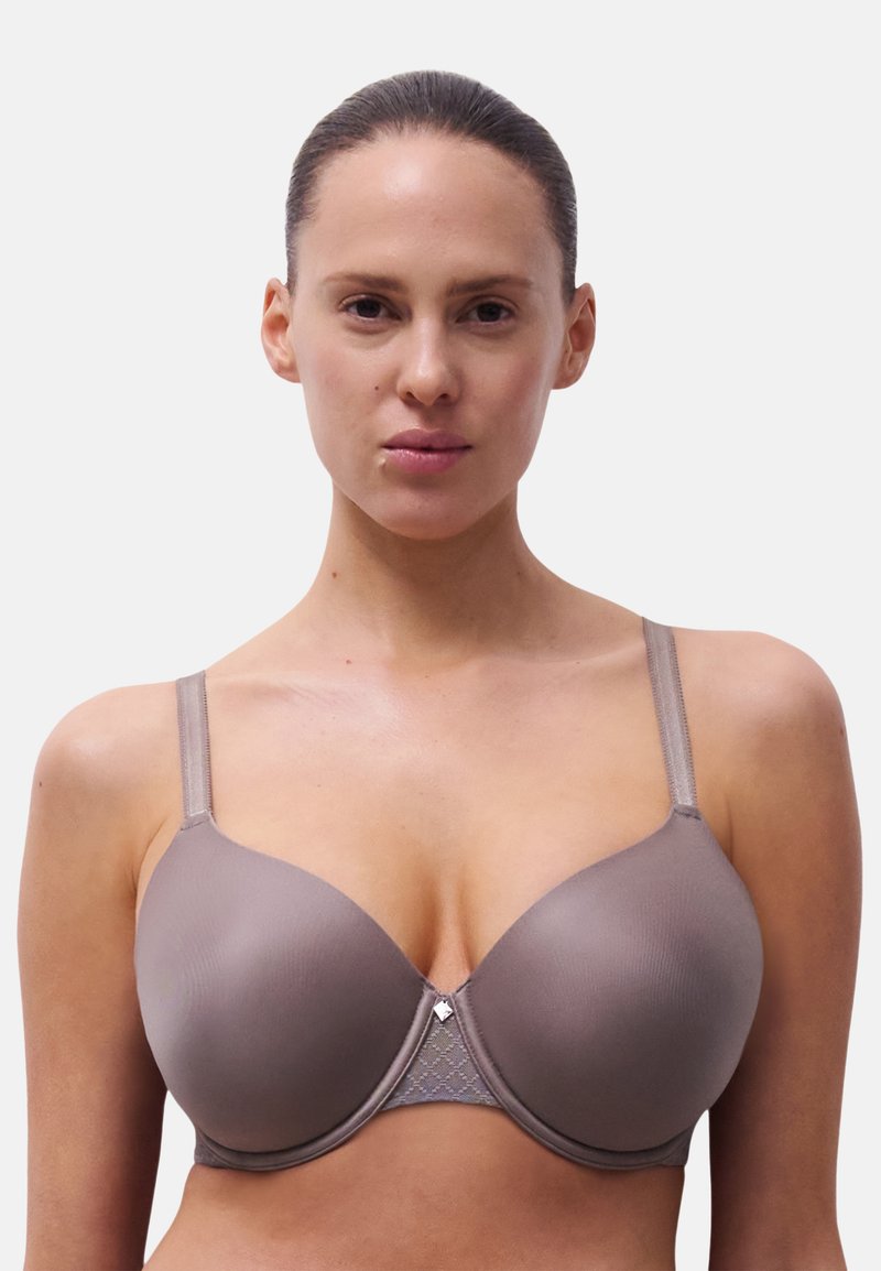 Soutien-gorge moulé en taupe avec un tissu lisse, des bretelles réglables et un centre avec des détails en dentelle. Design simple, offrant une apparence sans couture.