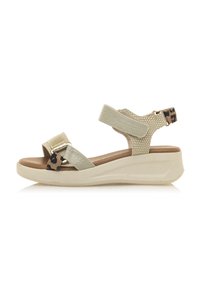 Sandalias de cuña verde claro con tiras texturizadas, que presentan un acento de estampado de leopardo y cierres de gancho y bucle ajustables. Plantilla suave.