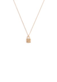 Collana in oro con un ciondolo a forma di lucchetto texture su una catena a maglie, superficie liscia e piccolo anello per attacco.