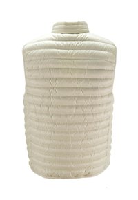 Gilet imbottito bianco con tessuto trapuntato verticale, colletto alto e senza maniche. Texture liscia e design leggero, adatto per essere indossato a strati.