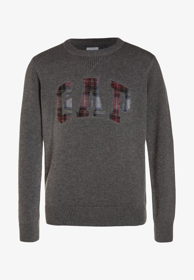 Pull en maille gris foncé avec manches longues et poignets côtelés, présentant des lettres à carreaux délavées « GAP » sur la poitrine.