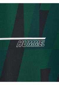 Grün- und schwarz gestreiftes Sportshirt aus strukturiertem Material mit einem weißen "HUMMEL"-Logo auf der Brust.