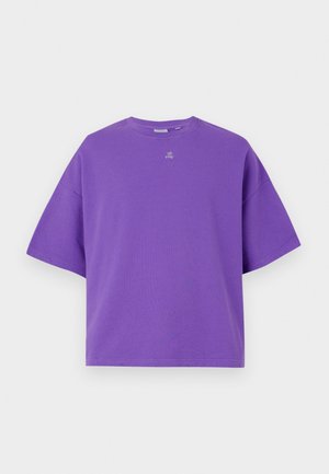 Fioletowy bawełniany t-shirt z krótkim rękawem, okrągłym dekoltem i prostym krojem. Z przodu znajduje się małe białe logo.