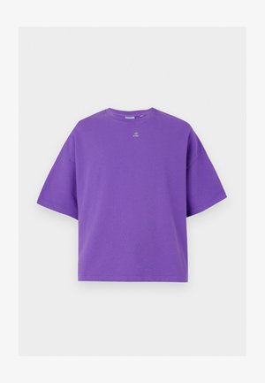 Fialové bavlnené tričko s krátkymi rukávmi, okrúhlym výstrihom a rovný strih. Na prednej strane sa nachádza malé logo v bielej farbe.