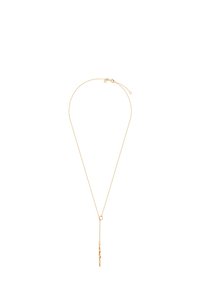 Złoty naszyjnik z cienkim łańcuszkiem i centralnym wisiorkiem, który ma skręcony kształt i zawiesza się poniżej łańcuszka.