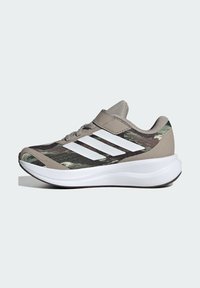Dziecięce niskie buty sportowe z cholewką w kamuflażu, beżowymi nakładkami, białymi paskami Adidas, paskiem na rzep i grubą białą podeszwą.