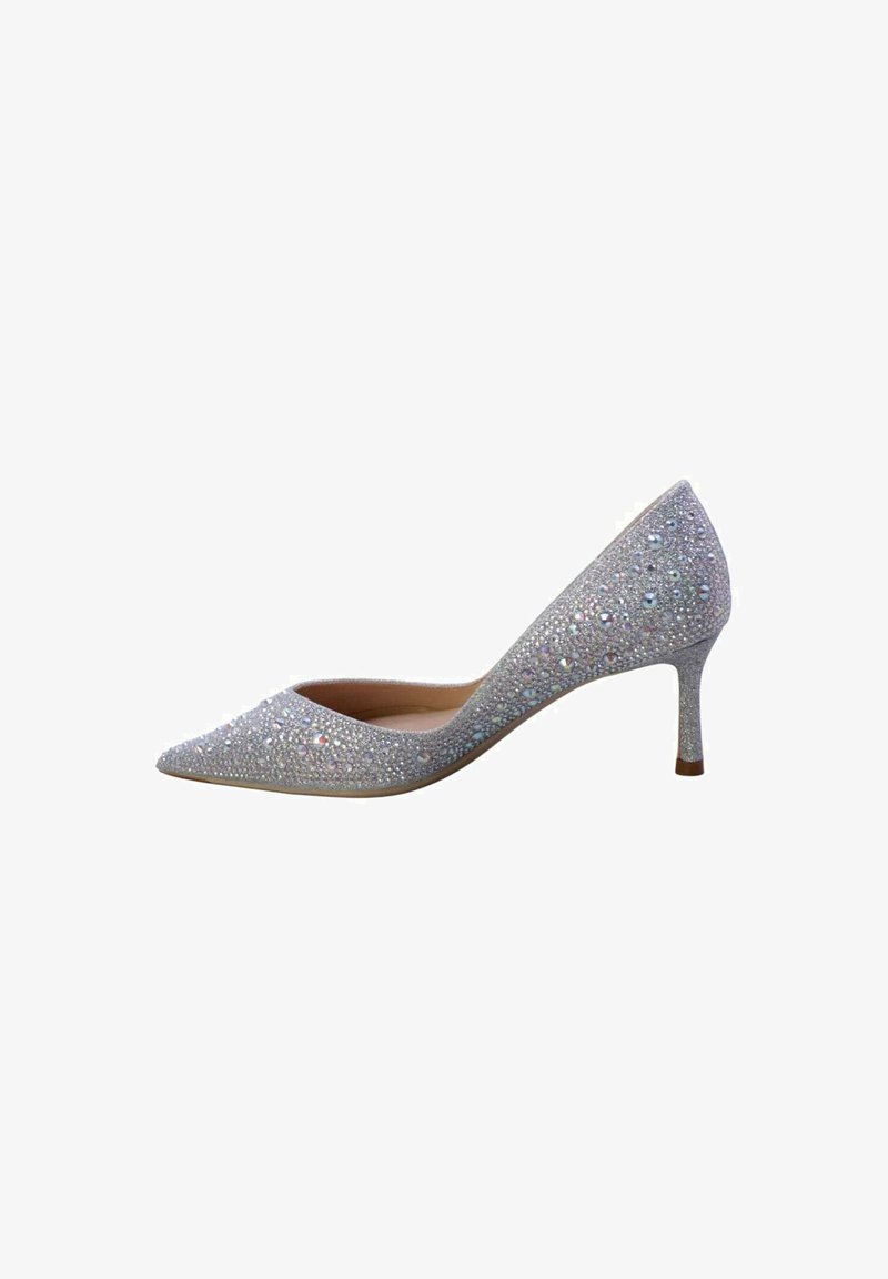 Scarpa con tacco alto in argento scintillante, dalla punta appuntita, decorata con strass trasparenti e un sottile tacco a stiletto. Fodera interna liscia.