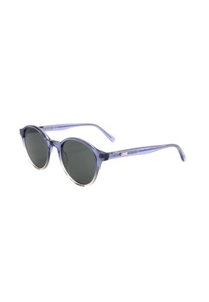 Occhiali da sole rotondi con lenti scure e montature viola traslucide con sottili aste inclinate indietro su sfondo bianco.