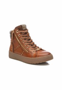 Zapatilla alta de cuero marrón con detalle de cremallera, herrajes dorados, parte frontal con cordones, acentos de tela texturizada y puntera redondeada sobre una suela gruesa.