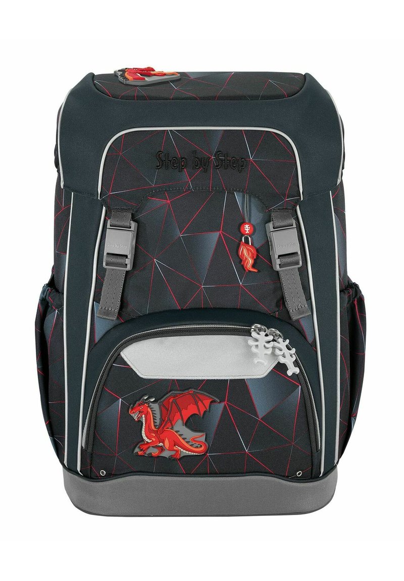 Schwarzer und grauer Rucksack mit geometrischem Muster und roten Drachenakzenten, silbernen Reißverschlüssen, seitlichen Taschen und verstellbaren grauen Trägern.