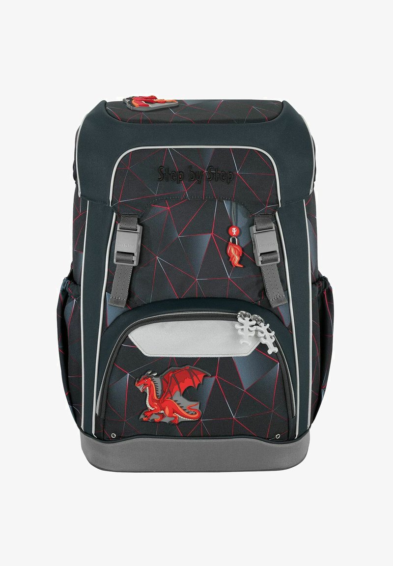 Schwarzer und grauer Rucksack mit geometrischem Muster und roten Drachenakzenten, silbernen Reißverschlüssen, seitlichen Taschen und verstellbaren grauen Trägern.