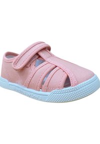 Zapatilla de lona rosa claro con diseño de tiras entrelazadas, punta abierta y suela de goma blanca con textura antideslizante. Cierre de tira ajustable.