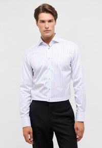 Wit overhemd met lange mouwen, voorzien van dunne verticale marineblauwe strepen, met een button-down kraag en manchet mouwen. Heeft een slim-fit ontwerp en een gladde textuur.