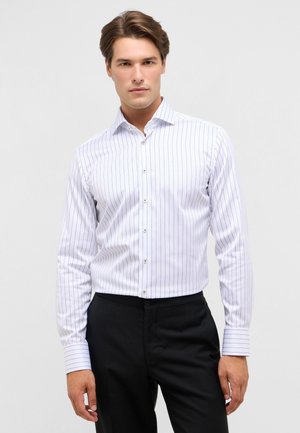 Wit overhemd met lange mouwen, voorzien van dunne verticale marineblauwe strepen, met een button-down kraag en manchet mouwen. Heeft een slim-fit ontwerp en een gladde textuur.